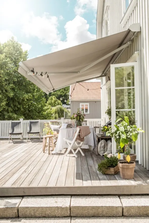 Terrassmarkis över altan.